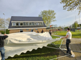 Opbouwen tent op sportpark 'Het Springer' (maandag 29 april 2024) (15/41)